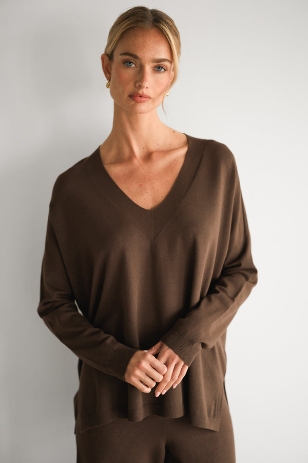 UNDERCOVER Vネックニット ブラウン Kaia V Neck Sweater | Chocolate Brown | Fine Knit – JAKI